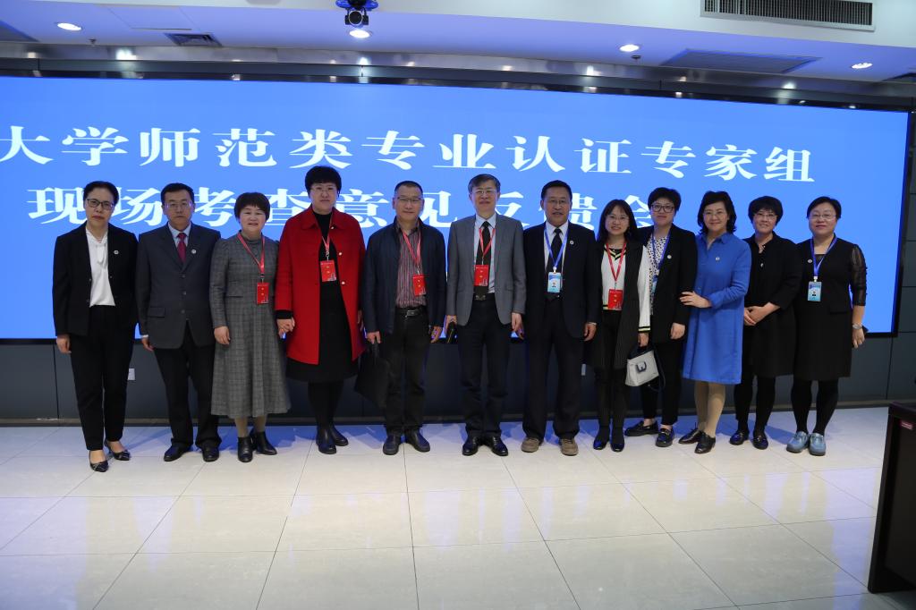 专家组与公司领导班子成员、系主任合影